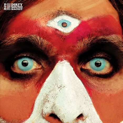 Logo "Dirty Sound Magnet"; Gesicht mit intensiv bemalten Augen, roten und weißen Gesichtsbemalungen und hypnotischen blauen Augen.