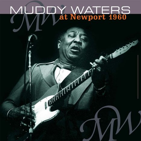 "MUDDY WATERS at Newport 1960" steht oben. Schwarz-Weiß-Foto eines Mannes, der Gitarre spielt und singt.