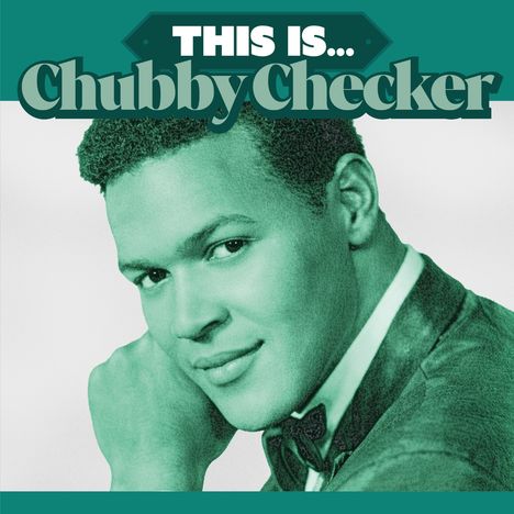 Text: "This is... Chubby Checker". Ein Porträt eines lächelnden Mannes in Anzug und Fliege, grünstichige Tönung.