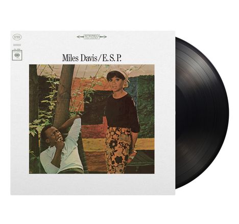 Miles Davis / E.S.P. zeigt einen Mann und eine Frau in eleganter Kleidung vor einem farbenfrohen Hintergrund.
