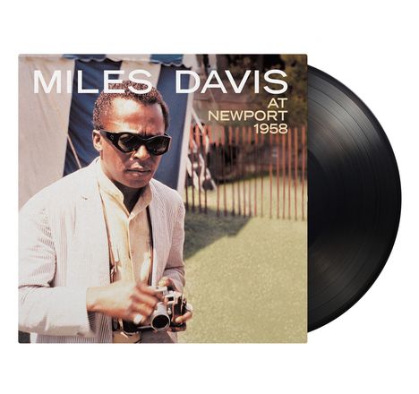 "MILES DAVIS AT NEWPORT 1958" in Großbuchstaben. Zeigt einen Mann mit Sonnenbrille und Kamera, im Hintergrund ein Zelt.