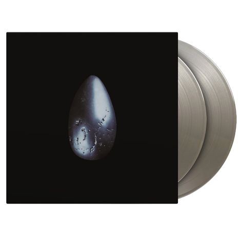 Zwei silberne Schallplatten hinter einem schwarzen Cover mit einem zentralen, glänzendem, tropfenförmigen Objekt.