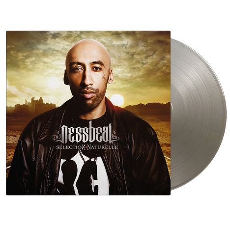 Text: "SELECTION NATURELLE" darunter ein stilisiertes "N". Eine Person vor einer Wüstenlandschaft bei Sonnenuntergang.