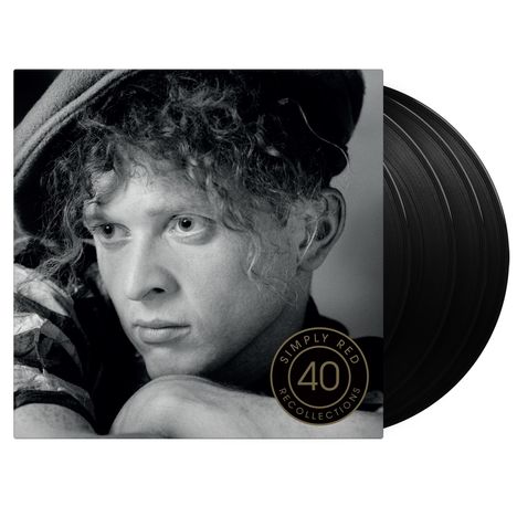 "SIMPLY RED 40 RECOLLECTIONS." Schwarz-Weiß-Foto eines nachdenklichen Mannes mit lockigem Haar und Schallplatten.