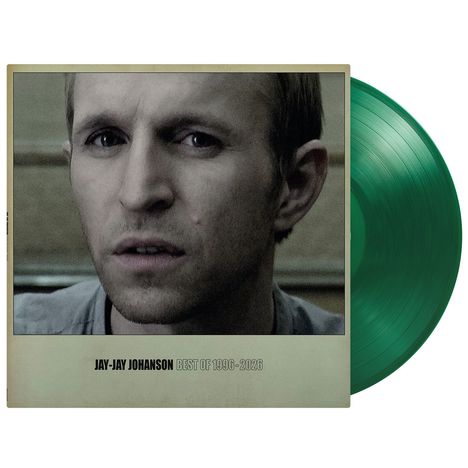 "JAY-JAY JOHANSON BEST OF 1996–2026." Nahes Porträt eines nachdenklichen Mannes und eine grüne Schallplatte.