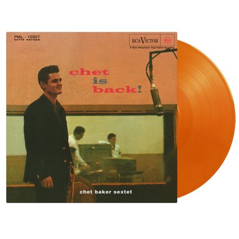 Text: "chet is back!", "chet baker sextet". Ein Mann in einem Tonstudio, orangenes Vinyl. Vintage-Stil.