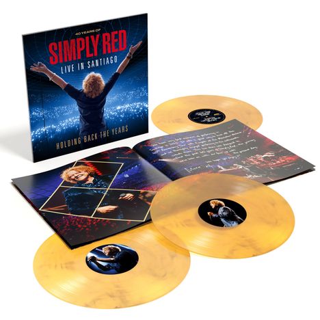 Text: "40 Years Of Simply Red Live in Santiago: Holding Back the Years". Drei goldene Schallplatten, ein offenes Album.