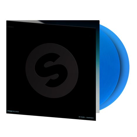 Aufschrift unten: "SPINNIN' RECORDS", "25 YEARS — CHAPTER 2". Schwarze Hülle mit Logo und blauer Vinyl-Schallplatte.