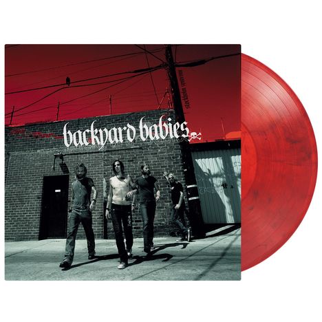 Schriftzug "backyard babies" auf einer roten Wand. Vier Männer gehen in Richtung Betrachter, Vinyl in Rot.