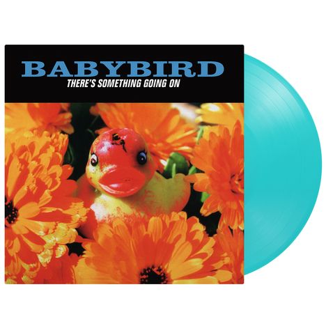 Plattencover: "BABYBIRD" oben, darunter "THERE'S SOMETHING GOING ON." Gummiente zwischen orangefarbenen Blumen. Hellblaue Vinyl-Schallplatte.