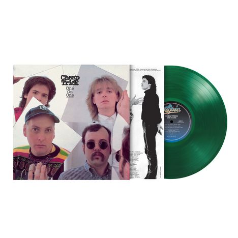 "Cheap Trick One on One". Vier Männer, bunte Kleidung, grünes Vinyl mit blauer Beschriftung. 