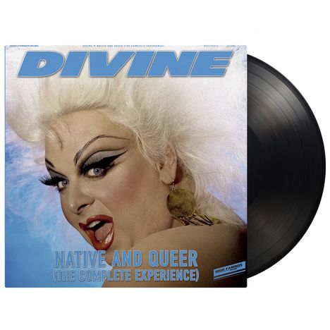 Aufschrift: "DIVINE", "NATIVE AND QUEER (THE COMPLETE EXPERIENCE)". Nahaufnahme eines extravaganten Gesichts.
