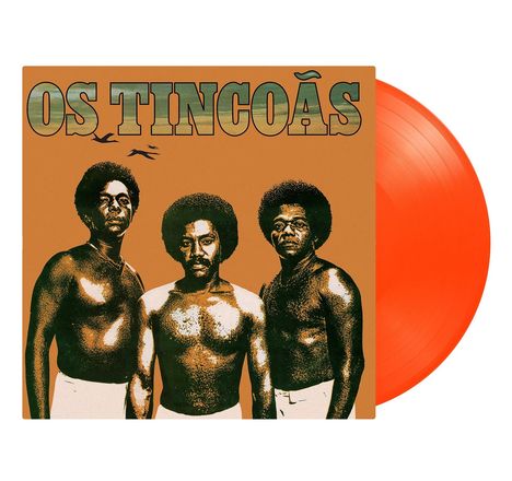 "OS TINCOÃS" in großen Buchstaben. Drei Männer mit Afrofrisur, oben ohne, vor einem orangefarbenen Hintergrund.