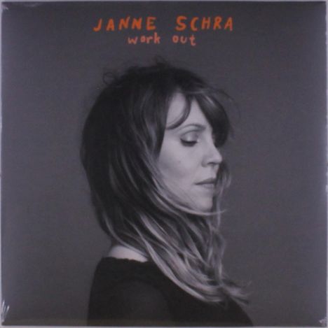Text: "JANNE SCHRA work out" in orange. Profil einer Frau mit langen Haaren vor grauem Hintergrund.