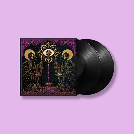 Zwei Schallplatten neben einem Cover mit zwei stilisierten, mystischen Figuren und einem zentralen geometrischen Symbol.