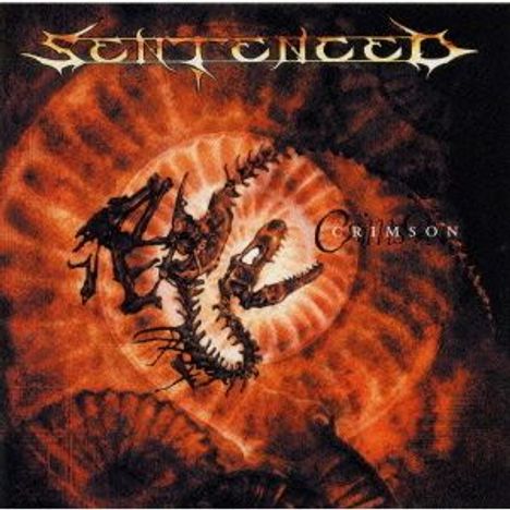 Text: "SENTENCED" und "CRIMSON". Dunkle, skorpionartige Kreatur auf einem rot-schwarzen Hintergrund, dynamisches Design.