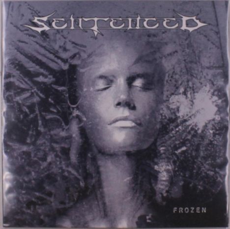Text: "SENTENCED" oben, "FROZEN" rechts unten. Ein Gesicht in Eis, Augen geschlossen, mit kühler, blasser Ausstrahlung.