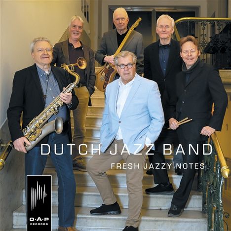 „DUTCH JAZZ BAND“, „FRESH JAZZY NOTES“. Sechs Männer mit Instrumenten auf einer Treppe. Links ein Logo.