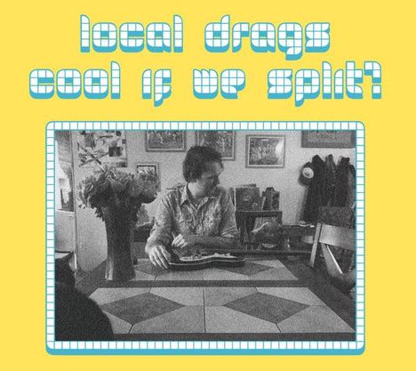 Text: „local drags cool if we split?“ Schwarz-weiß Foto eines Mannes am Tisch, Blume links, Bilder an der Wand.
