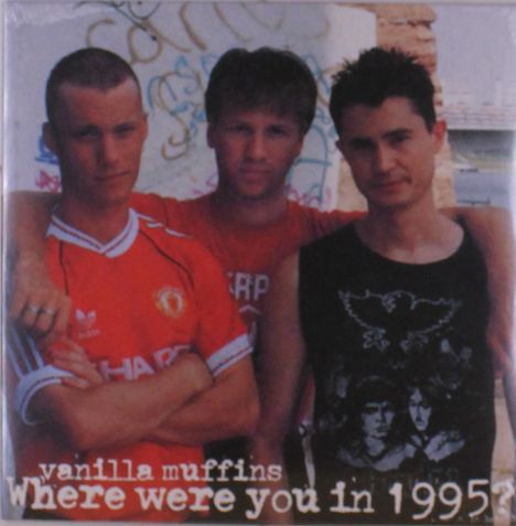 Text: "vanilla muffins Where were you in 1995?" Drei Männer, Arm in Arm, vor einer bemalten Wand stehend.