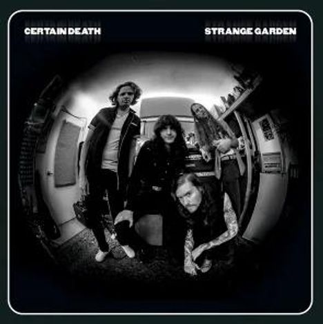 Oben steht "CERTAIN DEATH" und "STRANGE GARDEN". Vier Personen posieren in einem Raum mit Weitwinkelansicht.