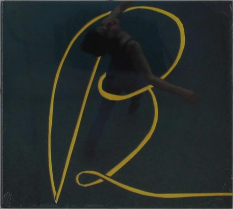 Ein geschwungenes, gelbes "B" überlagert eine dunkle, unscharfe Szene mit einer Person in Bewegung.