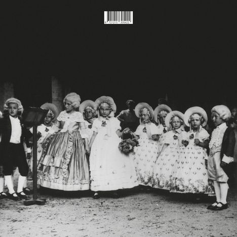 Strichcode: 8 7241219 305422. Kinder in historischen Kostümen, einige tragen Körbe mit Blumen, in einer Theaterkostüm-Szene.