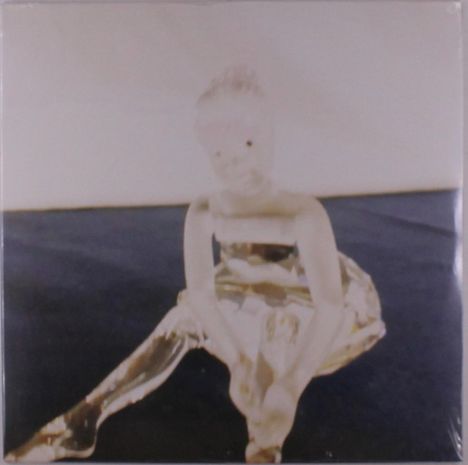 Ich kann die Person auf dem Bild nicht identifizieren. Es zeigt eine Figur in Ballettpose, stilisiert und glänzend.