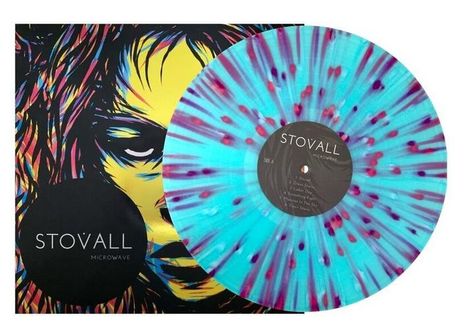 Text "STOVALL MICROWAVE" auf Hülle und Schallplatte. Die Hülle zeigt ein buntes Gesicht, die Platte ist türkis mit lila Flecken.