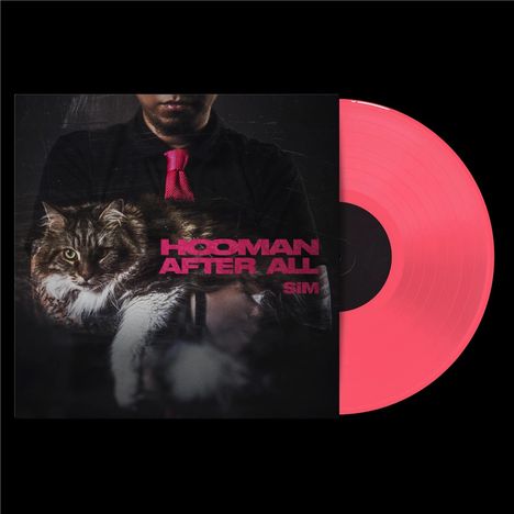 "Hooman After All" und "SIM" in rosa Schrift. Ein Mann in Schwarz mit rosa Krawatte hält eine Katze, daneben eine rosa Schallplatte.
