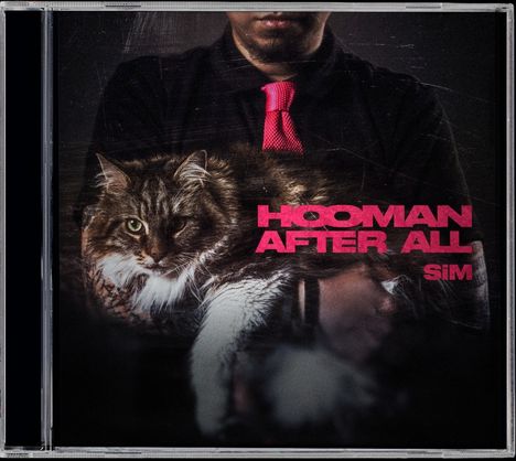 "Hooman After All", "SiM". Ein Mann mit rosa Krawatte hält eine große, langhaarige Katze im Arm.