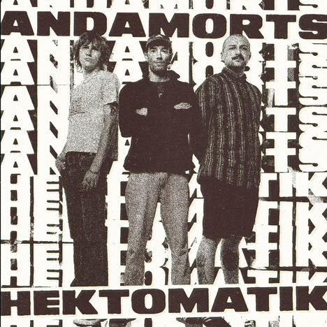 Text: "ANDAMORTS HEKTOMATIK". Drei Menschen stehen nebeneinander vor einem Hintergrund mit wiederholtem Textmuster.