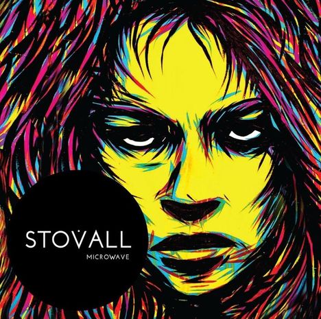 "STOVALL MICROWAVE" in Weiß auf einem schwarzen Kreis, dahinter ein buntes, abstraktes Gesichtsporträt in Gelb und anderen Farben.