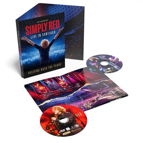 „40 Years of Simply Red: Live in Santiago“, „Holding Back the Years“. Konzert-DVD-Set mit Bandszenen und CDs.