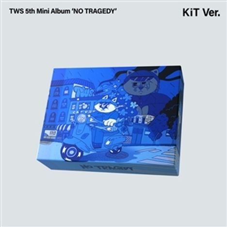 Oben Text: "TWS 5th Mini Album 'NO TRAGEDY' KiT Ver." 
Illustration: Cartoon-Katze auf einem Roller in blauen Tönen.