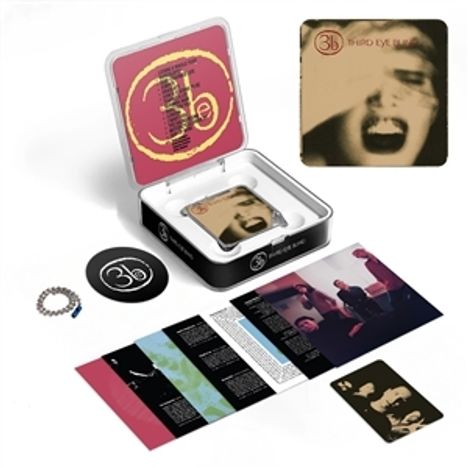 Box mit "3b" und "Third Eye Blind"-Text, enthält eine CD, Fotos, Poster und ein Armband.