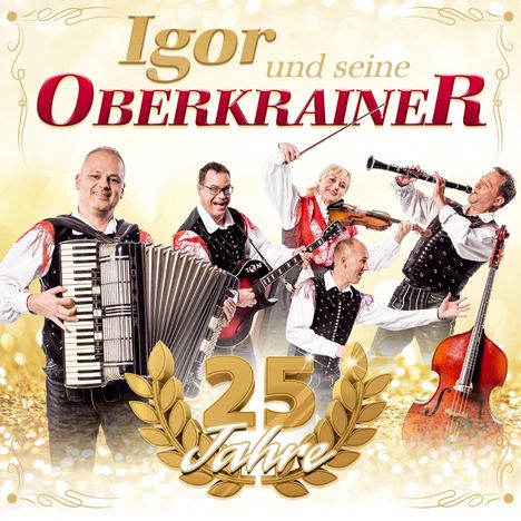 "25 Jahre" in gold vor Musikern mit Akkordeon, Gitarre, Geige, Klarinette und Kontrabass in festlicher Kleidung.