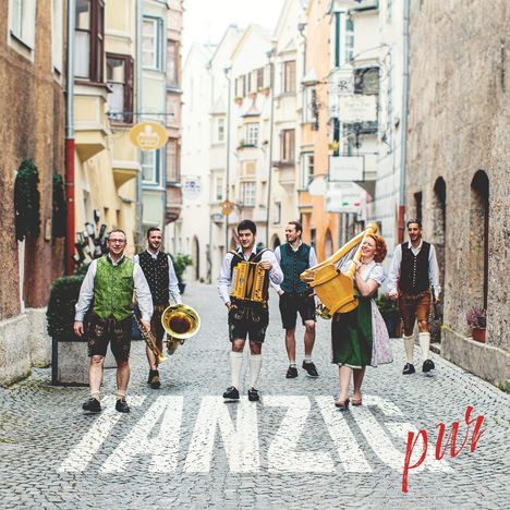 "TANZL" in großen weißen Buchstaben auf dem Kopfsteinpflaster, daneben in Rot "pur". Eine Volksmusikgruppe in Tracht.