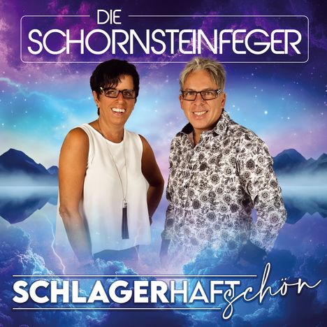 „Die Schornsteinfeger“ und „Schlagerhaft schön“. Zwei Personen, lächelnd, mit Berglandschaft im Hintergrund.