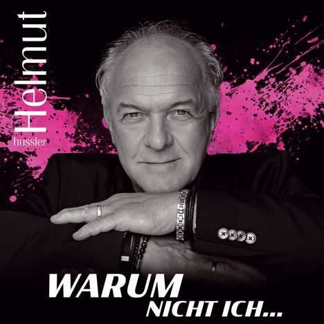 „Helmut hüssler“, „WARUM NICHT ICH...“; Porträt eines Mannes, lächelt, mit pinkem Farbspritzer-Hintergrund.