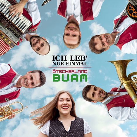 ICH LEB' NUR EINMAL, ÖTSCHERLAND BUAM. Sechs Personen in traditioneller Kleidung, die fröhlich in den Himmel blicken.