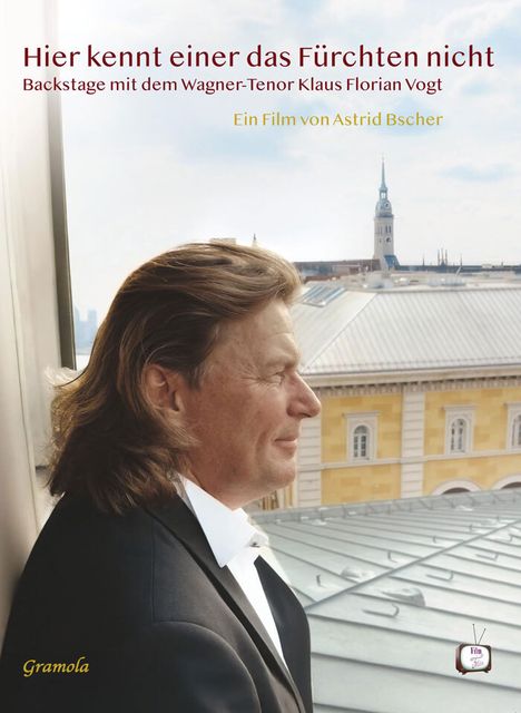 "Hier kennt einer das Fürchten nicht. Backstage mit dem Wagner-Tenor Klaus Florian Vogt. Ein Film von Astrid Bscher." Ein Mann im Anzug blickt aus einem Fenster.