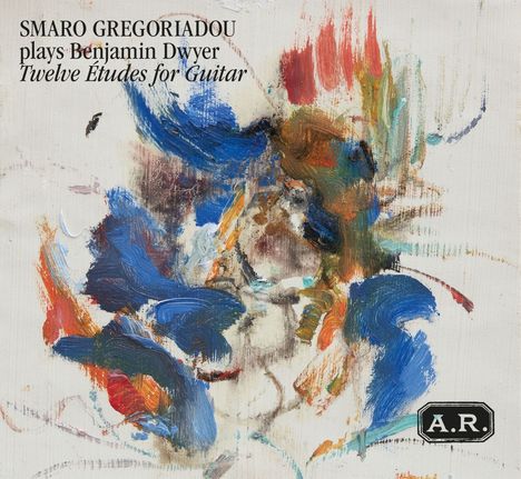 SMARO GREGORIADOU spielt Benjamin Dwyer, Twelve Études for Guitar. Abstrakte Pinselstriche in Blau, Rot und Braun.