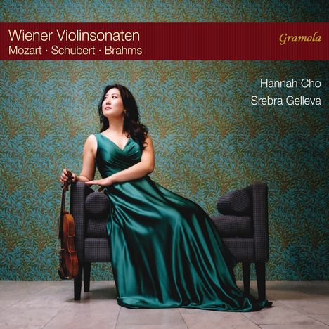 "Wiener Violinsonaten: Mozart, Schubert, Brahms. Hannah Cho, Srebra Gelleva." Frau in grünem Kleid mit Geige auf Sessel.