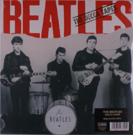 Roter Text "THE BEATLES", schwarz "THE DECCA TAPES". Schwarz-weiß Foto von vier jungen Männern mit Instrumenten.
