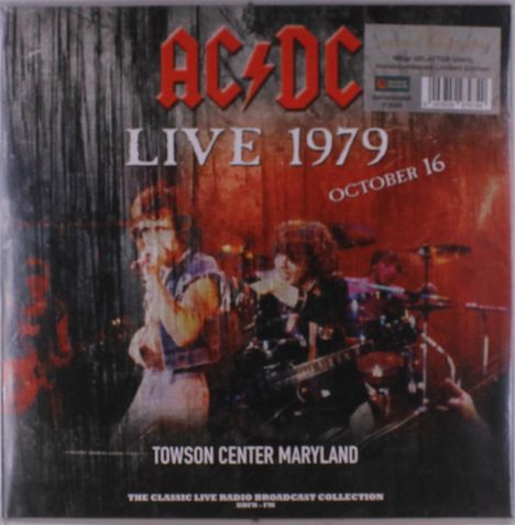 AC/DC Live 1979, October 16, Towson Center Maryland. Band auf einer Bühne, Schlagzeug und Gitarren im Hintergrund.