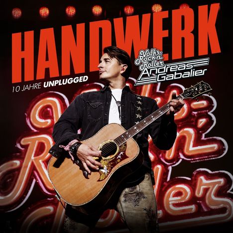 "Handwerk", "10 Jahre Unplugged", "Volks Rock'n'Roller", "Andreas Gabalier". Musikinterpret mit Gitarre vor Neonlicht.