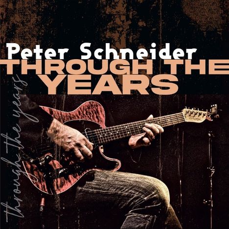"Peter Schneider THROUGH THE YEARS." Eine Person spielt eine E-Gitarre, stimmungsvolle Beleuchtung.