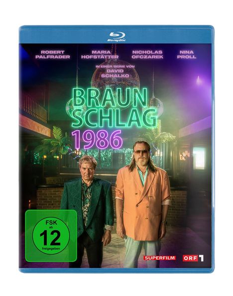 "Braunschlag 1986" in Neon. Namen: Robert Palfrader, Maria Hofstätter. Zwei Männer in Anzügen, Disco-Atmosphäre. FSK 12.