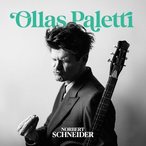 Texte: "Ollas Paletti", "Norbert Schneider". Mann mit Gitarre, emotionale Mimik, schwarz-weiß Fotografie.